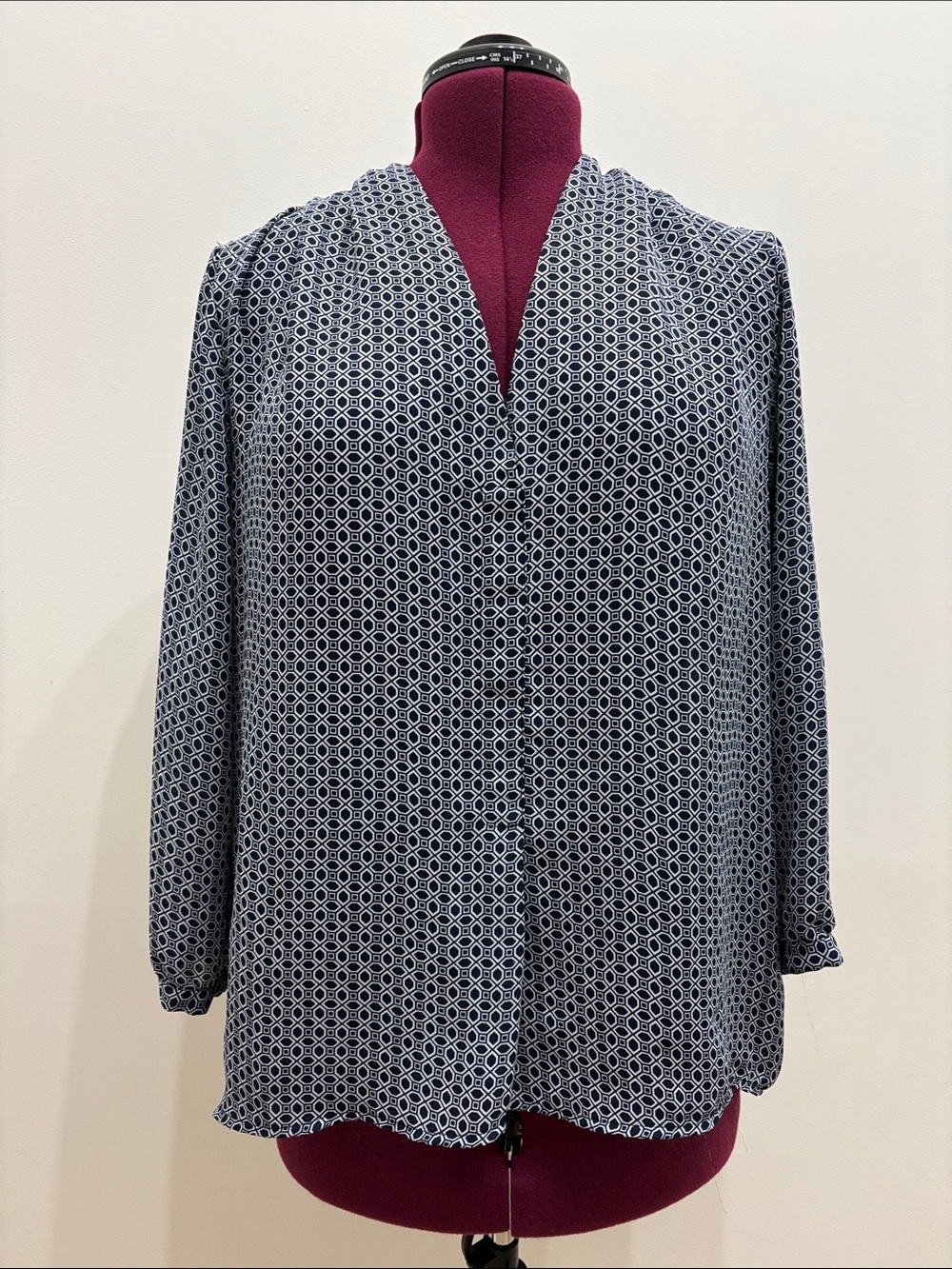 Laundry By Shelli Segal Navy and White Geometric V-Neck Blouse
